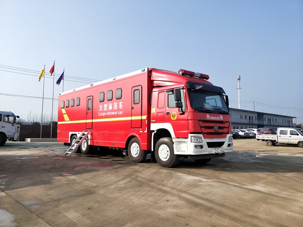 重汽豪沃后雙橋20人淋浴車